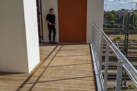 Heizhaus-Studio 2.1  Außenblick auf sehr großen Westbalkon
