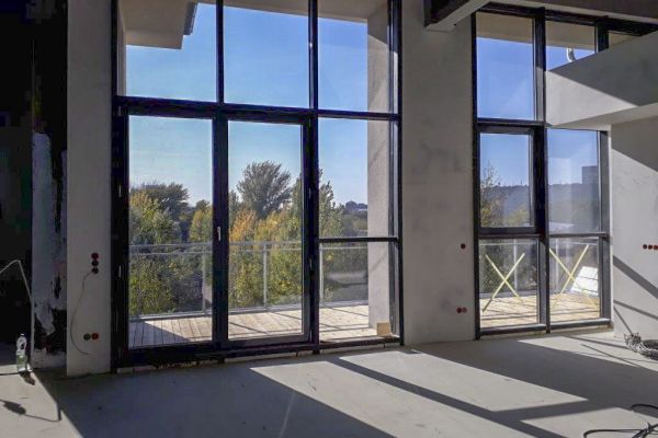 Heizhaus-Studio 2.1 Innenansicht verglaste Westfassade