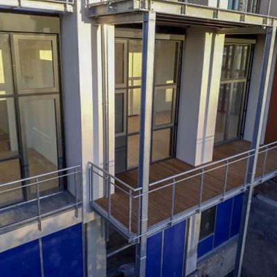 Heizhaus-Studio 1.1 Außenblick vom Logengang auf Westbalkon
