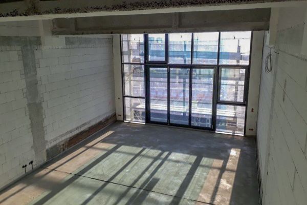 Heizhaus-Studio 2.2  Blick von Hochebene auf verglaste Südseite