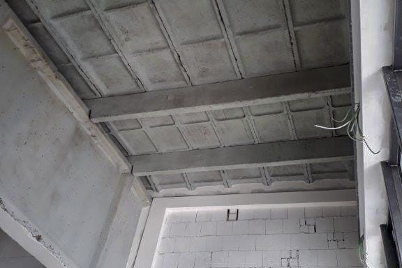 Heizhaus-Studio 2.2  Blick auf Betonwabendecke und massive Mauer