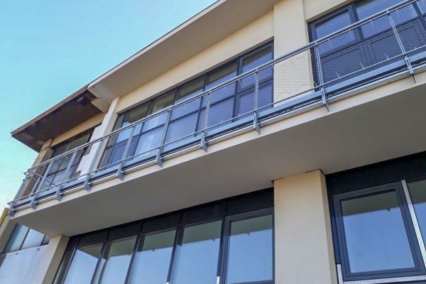 Heizhaus-Studios 2. OG Südflanke mit Balkonen von außen betrachtet