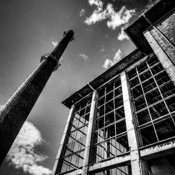 Heizhaus als Industrieruine Heizhaus als Industrieruine mit Ziegelschornstein