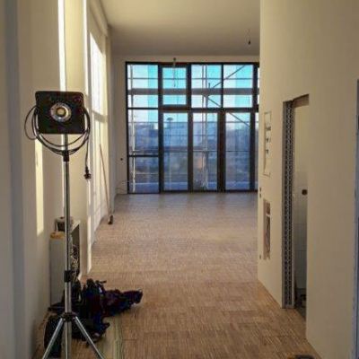 Heizhaus-Studio 1.1 Blick vom Eingang zur Glas-Südfassade