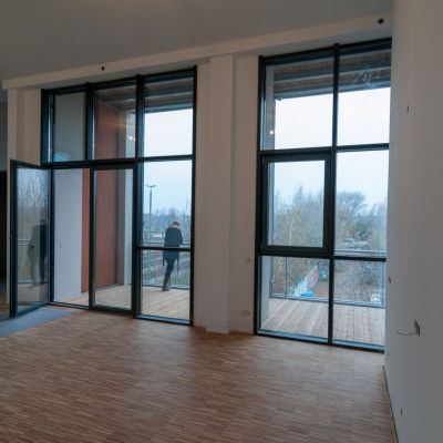 Heizhaus-Studios_1.OG-1-1 Blick auf überdachten Westbalkon