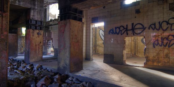 Kohlenschacht des alten Heizhauses vor Sanierung Kohlenschacht des alten Heizhauses vor Sanierung